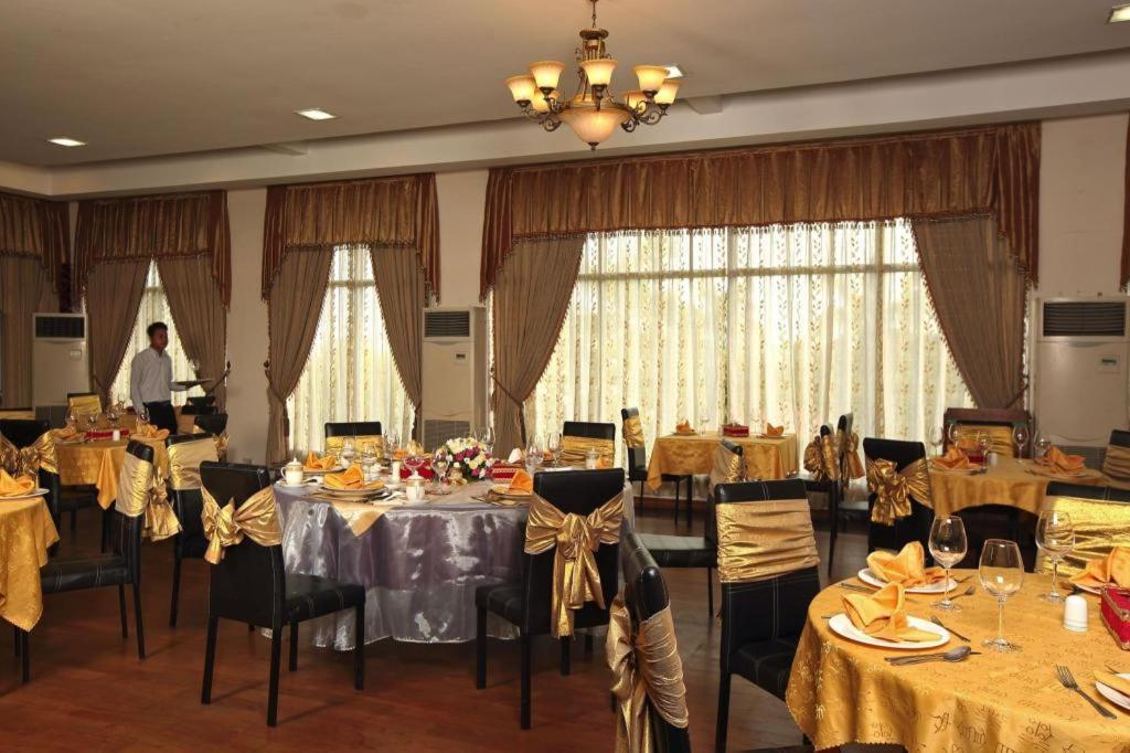Myat Taw Win Hotel Naypyidaw Extérieur photo